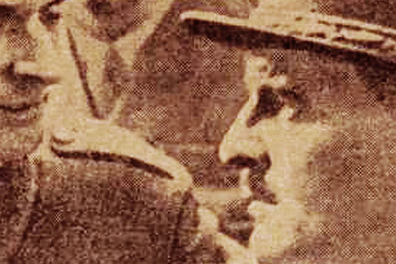 Le général de Gaulle et le général Leclerc en discussion lors d'une inspection militaire