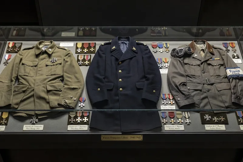 Vitrine de collection présentant des uniformes de la 2e Division Blindée au musée Leclerc