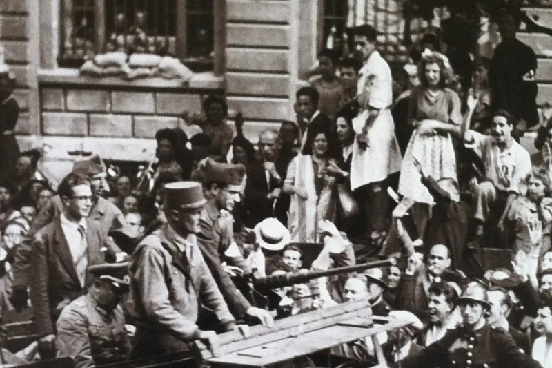 Blindés de la 2e division blindée entrant dans Paris le 24 août 1944