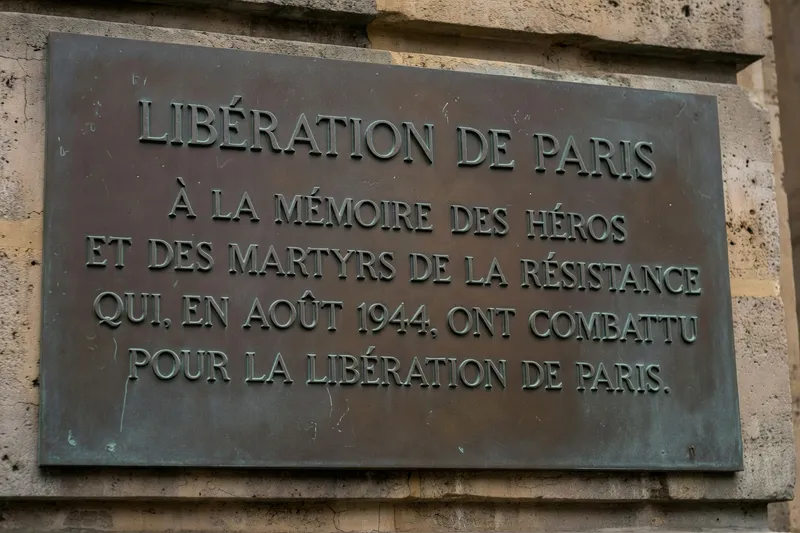 Groupe de visiteurs devant l'Hôtel de Ville de Paris lors d'une visite guidée sur la Libération