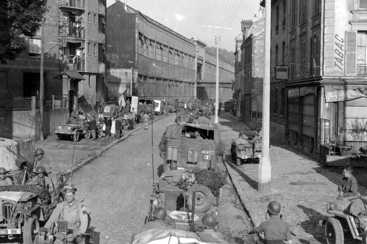 Chars Sherman de la 2e Division Blindée en campagne en 1944