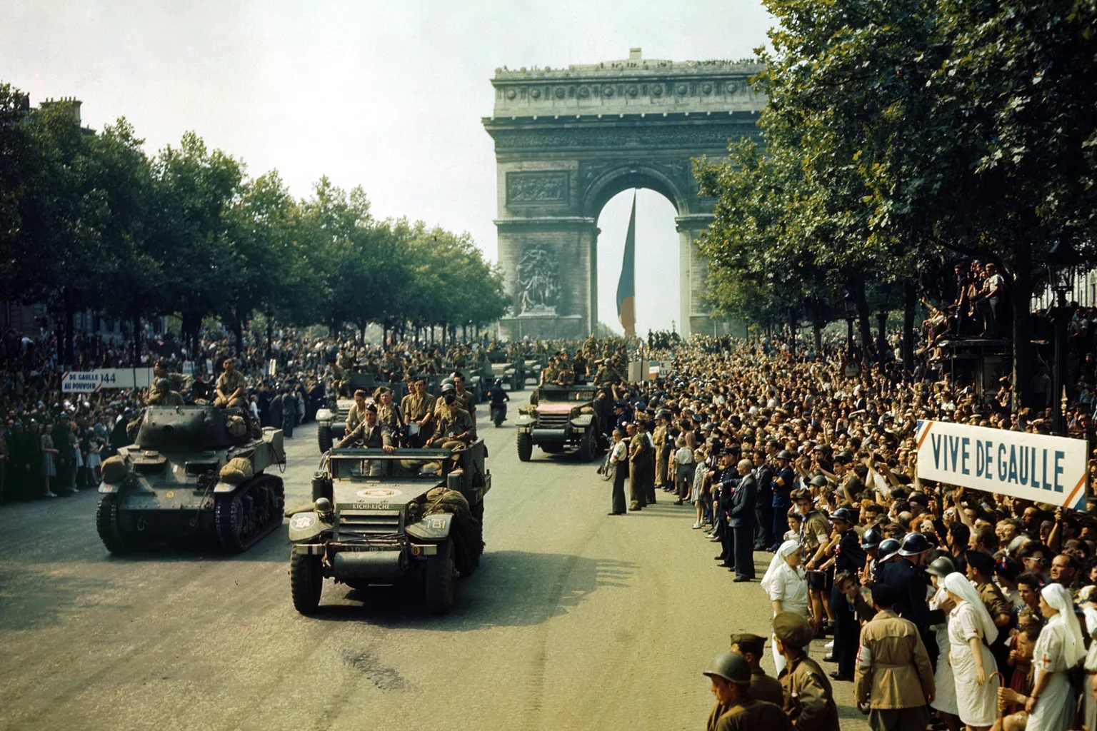 Liesse populaire lors de la Libération de Paris le 25 août 1944